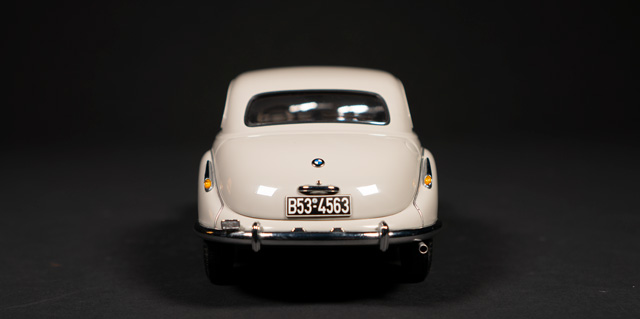 1952 BMW 501 by AutoArt 1:18 - Image 5