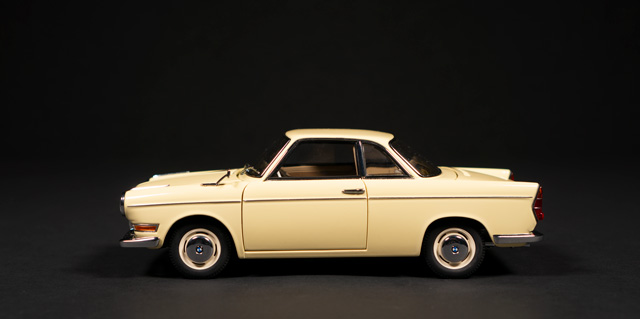 1959 BMW 700 by AutoArt 1:18 - Image 3
