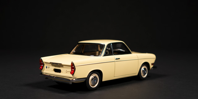 1959 BMW 700 by AutoArt 1:18 - Image 2
