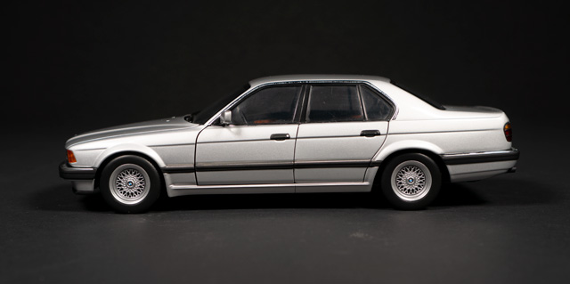 1986 BMW E32 by MiniChamps 1:18 - Image 3