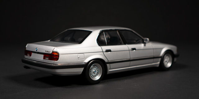 1986 BMW E32 by MiniChamps 1:18 - Image 2