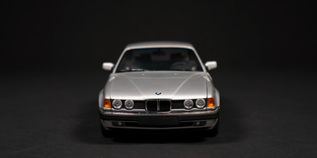 1986 BMW E32 by MiniChamps 1:18 - Image 4