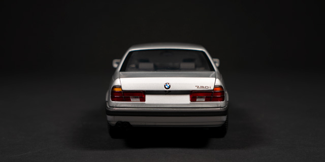 1986 BMW E32 by MiniChamps 1:18 - Image 5