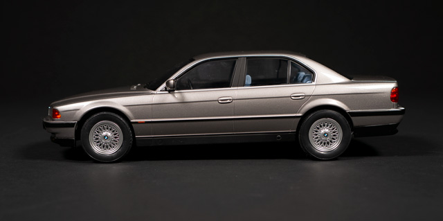 1994 BMW E38 by KK Scale 1:18 - Image 3