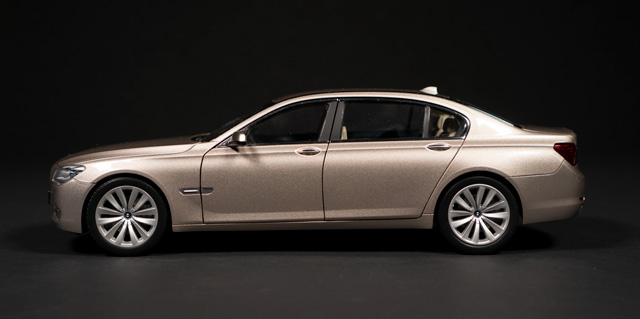 2008 BMW F02 by Kyosho 1:18 - Image 3