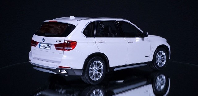 2013 BMW F15 by Kyosho 1:18 - Image 2