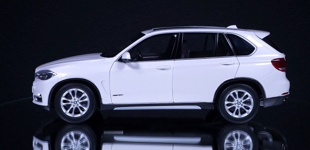 2013 BMW F15 by Kyosho 1:18 - Image 3