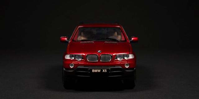 1999 BMW E53 by Kyosho 1:18 - Image 4