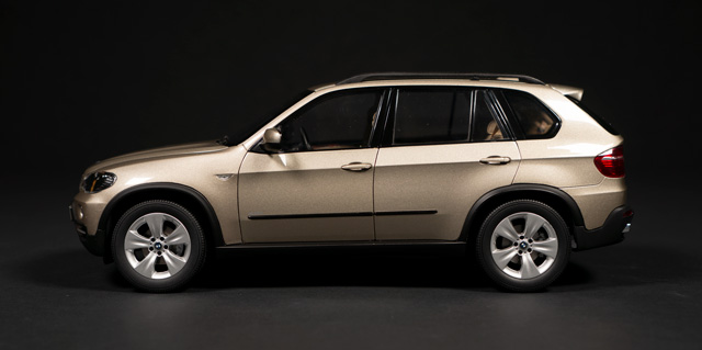 2007 BMW E70 by Kyosho 1:18 - Image 3