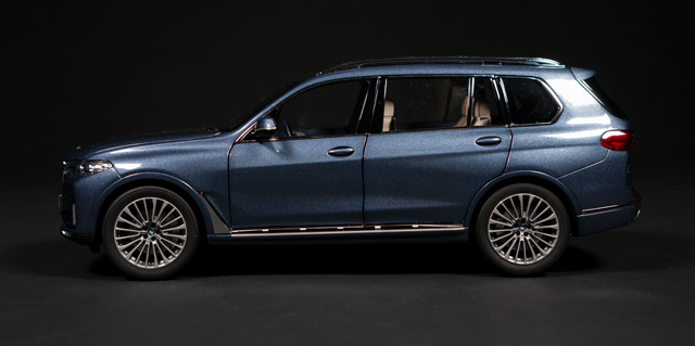 2018 BMW G07 by Kyosho 1:18 - Image 3