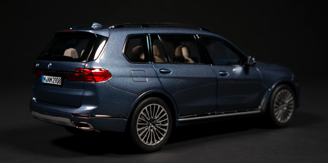 2018 BMW G07 by Kyosho 1:18 - Image 2