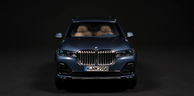 2018 BMW G07 by Kyosho 1:18 - Image 4