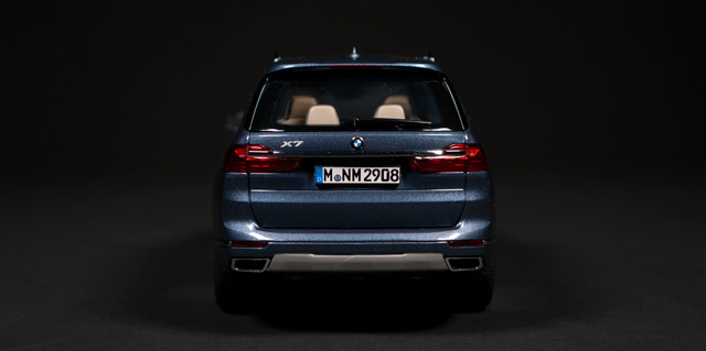 2018 BMW G07 by Kyosho 1:18 - Image 5