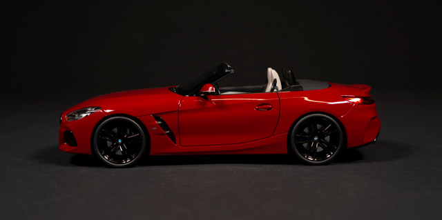 2018 BMW G29 by Norev 1:18 - Image 3